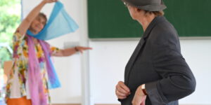 zwei Rollenfiguren begegnen sich im improvisierten Spiel