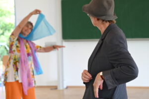 zwei Rollenfiguren begegnen sich im improvisierten Spiel